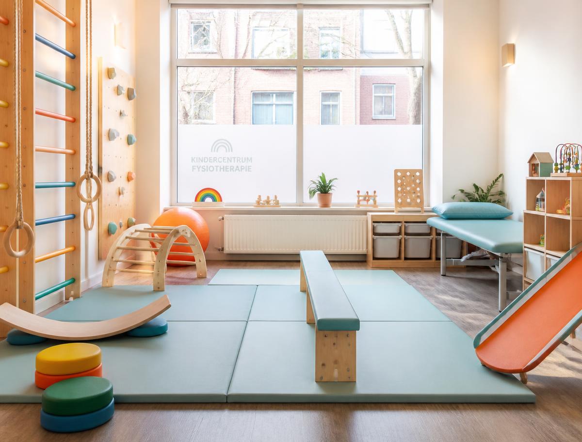 Kind dat oefent in de kinderfysiotherapieruimte